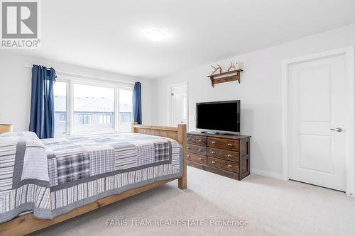 104 Corley Street, Kawartha Lakes, ON - Indoor Photo Showing Bedroom