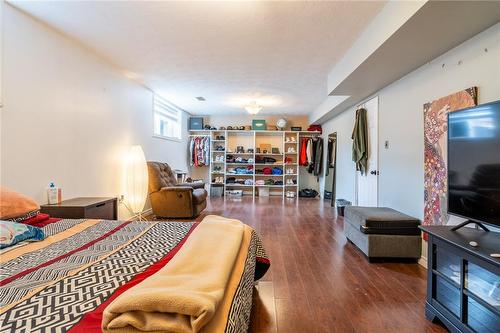 9 Delawana Drive, Hamilton, ON - Indoor Photo Showing Bedroom