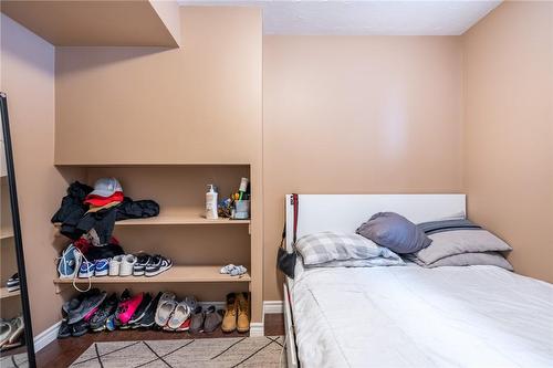 9 Delawana Drive, Hamilton, ON - Indoor Photo Showing Bedroom