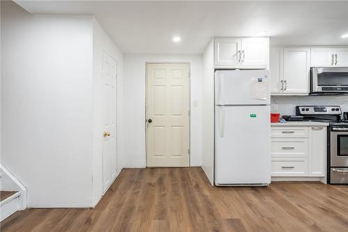 9 Delawana Drive, Hamilton, ON - Indoor Photo Showing Kitchen