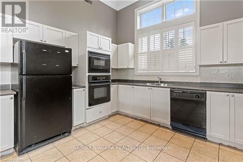 407 - 1440 Bishops Gate, Oakville, ON - Indoor Photo Showing Kitchen