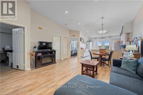 407 - 1440 Bishops Gate, Oakville (Glen Abbey), ON - Indoor Photo Showing Living Room