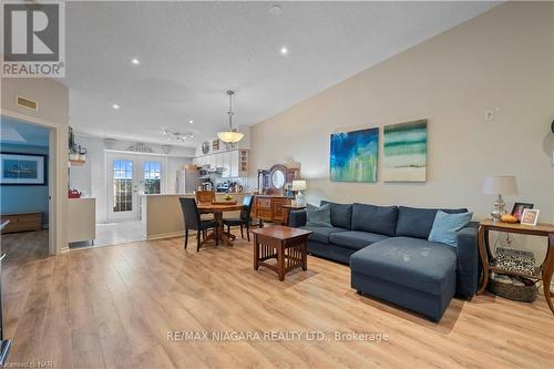 407 - 1440 Bishops Gate, Oakville, ON - Indoor Photo Showing Living Room