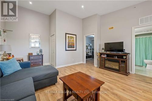 407 - 1440 Bishops Gate, Oakville (Glen Abbey), ON - Indoor Photo Showing Living Room