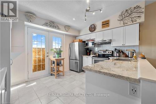 407 - 1440 Bishops Gate, Oakville (Glen Abbey), ON - Indoor Photo Showing Kitchen With Stainless Steel Kitchen With Upgraded Kitchen