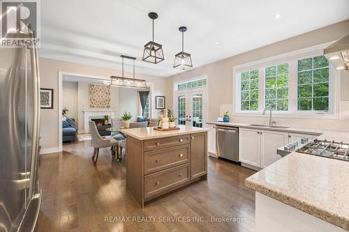 16 Deanston Court, Brampton, ON - Indoor Photo Showing Kitchen With Upgraded Kitchen