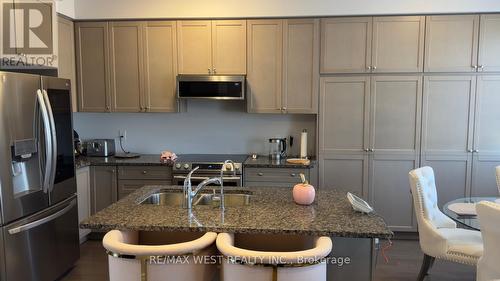 92 Oakmore Lane, Brampton, ON - Indoor Photo Showing Kitchen With Double Sink With Upgraded Kitchen