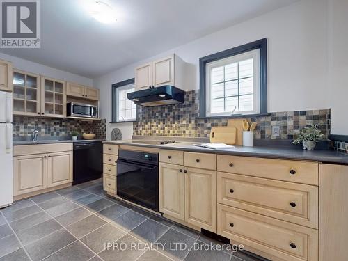 39 Jessie Street, Brampton, ON - Indoor Photo Showing Kitchen