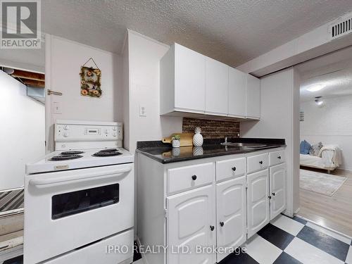 39 Jessie Street, Brampton, ON - Indoor Photo Showing Kitchen