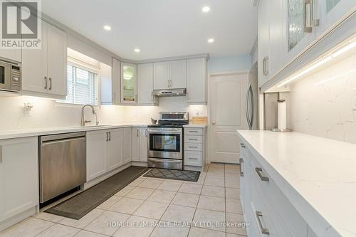 27 Leopard Gate, Brampton, ON - Indoor Photo Showing Kitchen With Upgraded Kitchen