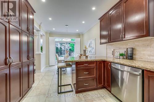 2476 North Ridge Trail, Oakville, ON - Indoor Photo Showing Kitchen With Upgraded Kitchen