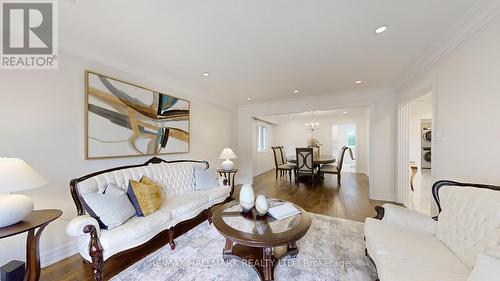 17 Sabrina Court, Richmond Hill (North Richvale), ON - Indoor Photo Showing Living Room