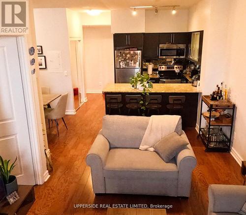 239 - 2885 Bayview Avenue, Toronto (Bayview Village), ON - Indoor Photo Showing Living Room