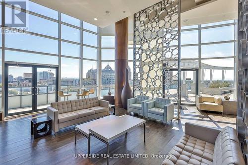 239 - 2885 Bayview Avenue, Toronto (Bayview Village), ON - Indoor Photo Showing Living Room