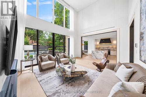 335 Lytton Boulevard, Toronto, ON - Indoor Photo Showing Living Room