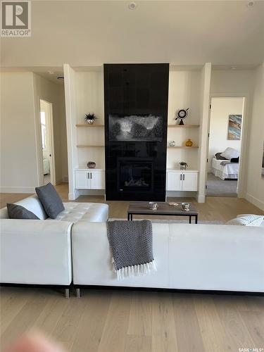 323 Woolf Bay, Saskatoon, SK - Indoor Photo Showing Living Room