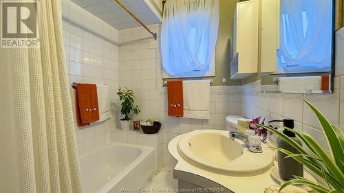 1553 Moy, Windsor, ON - Indoor Photo Showing Bathroom