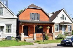 215 ROSSLYN AVENUE N  Hamilton (Crown Point), ON L8L 7P8