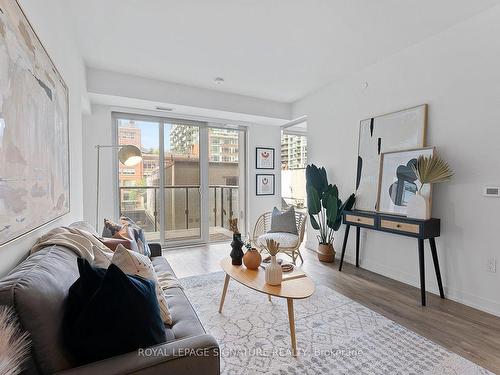 310-158 Front St E, Toronto, ON - Indoor Photo Showing Living Room