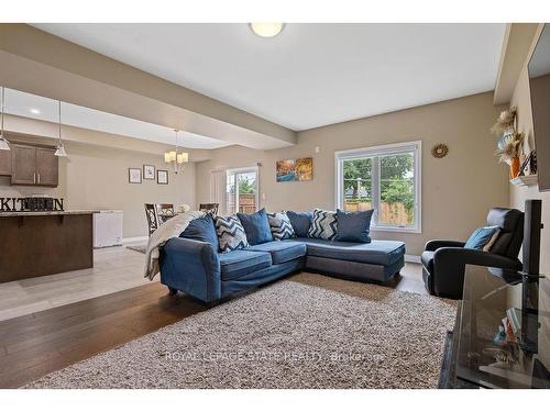 B-16 Prospect Ave, St. Catharines, ON - Indoor Photo Showing Living Room