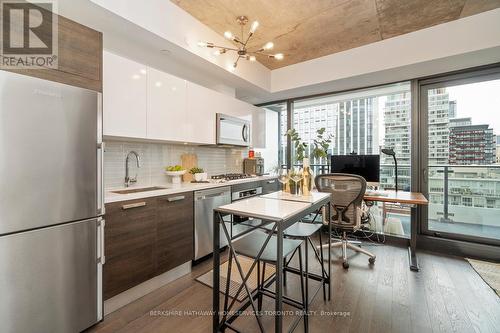 1702 - 224 King Street W, Toronto, ON - Indoor Photo Showing Kitchen