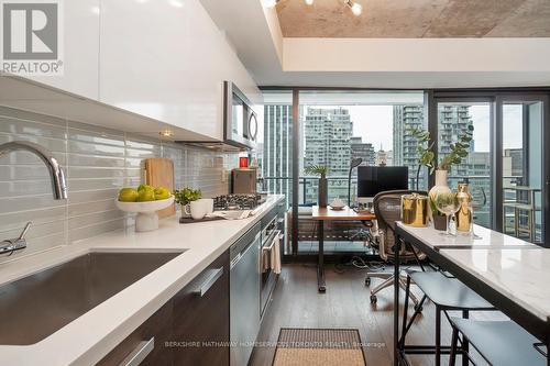 1702 - 224 King Street W, Toronto, ON - Indoor Photo Showing Kitchen