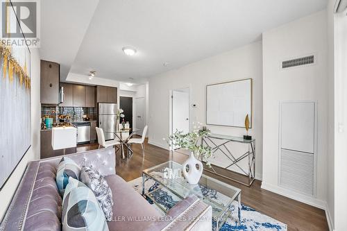 819 - 98 Lillian Street, Toronto (Mount Pleasant West), ON - Indoor Photo Showing Living Room