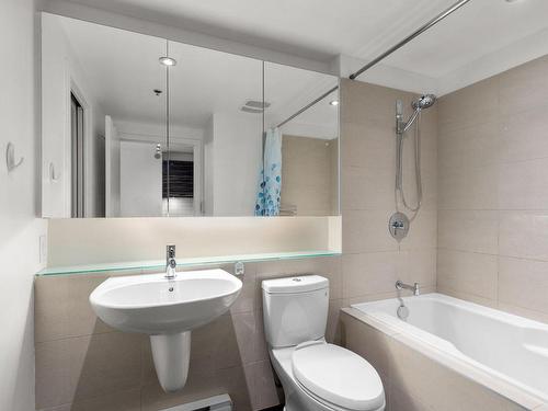 Salle de bains attenante Ã  la CCP - 547-1414 Rue Chomedey, Montréal (Ville-Marie), QC - Indoor Photo Showing Bathroom