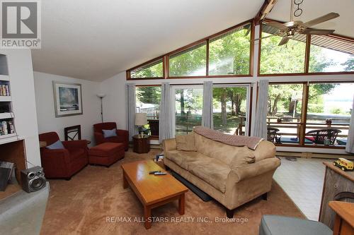 54 Laxton Twp 5Th Line, Kawartha Lakes, ON - Indoor Photo Showing Living Room