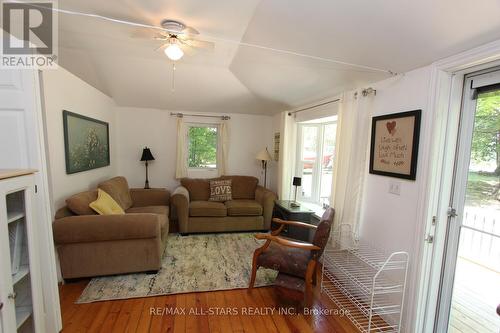 54 Laxton Twp 5Th Line, Kawartha Lakes, ON - Indoor Photo Showing Living Room