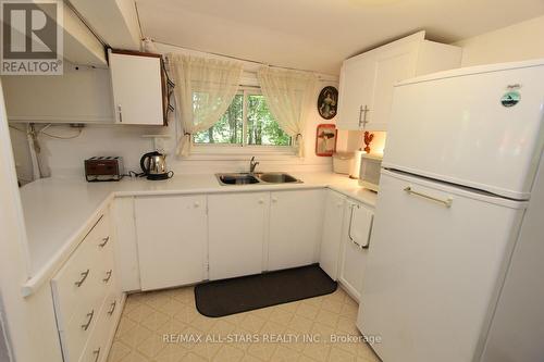 54 Laxton Twp 5Th Line, Kawartha Lakes, ON - Indoor Photo Showing Kitchen With Double Sink