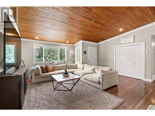 38 West Poirier Road, Sicamous, BC - Indoor Photo Showing Living Room