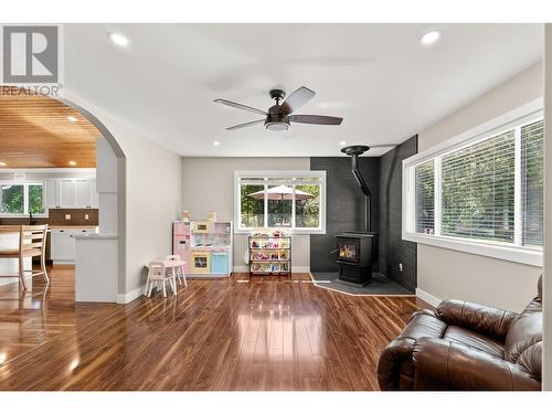 38 West Poirier Road, Sicamous, BC - Indoor Photo Showing Living Room