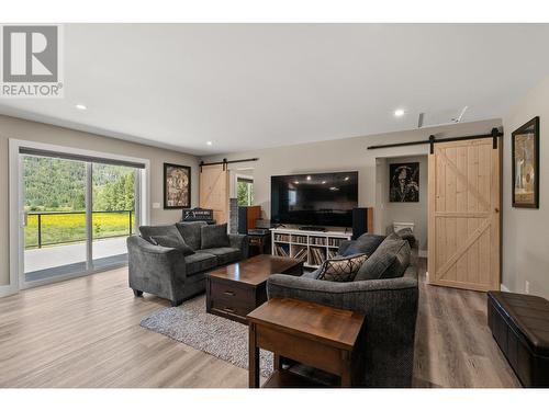 38 West Poirier Road, Sicamous, BC - Indoor Photo Showing Living Room