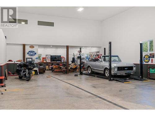 38 West Poirier Road, Sicamous, BC - Indoor Photo Showing Garage