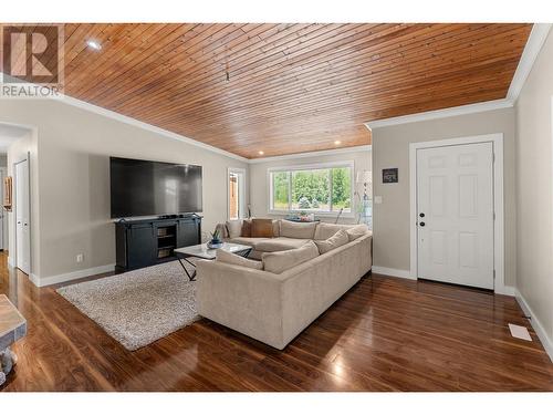 38 West Poirier Road, Sicamous, BC - Indoor Photo Showing Living Room