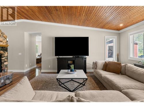 38 West Poirier Road, Sicamous, BC - Indoor Photo Showing Living Room