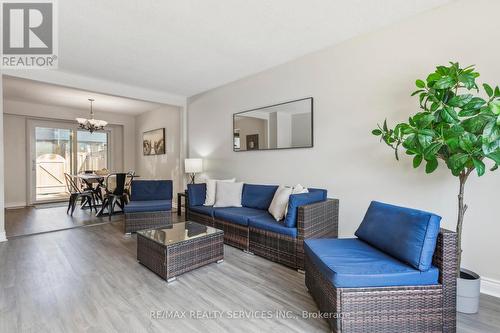 60 - 1055 Shawnmarr Road, Mississauga, ON - Indoor Photo Showing Living Room