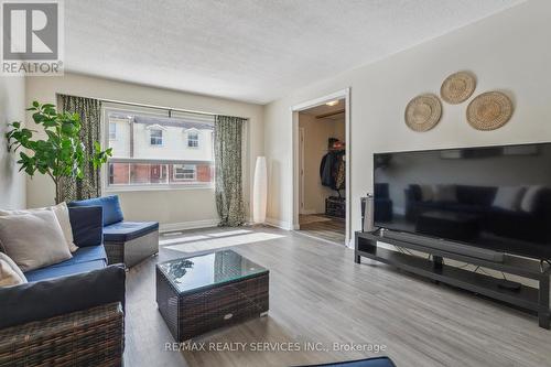 60 - 1055 Shawnmarr Road, Mississauga, ON - Indoor Photo Showing Living Room