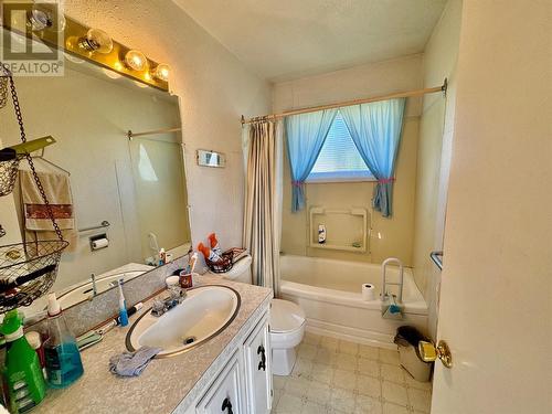 921 91A Avenue, Dawson Creek, BC - Indoor Photo Showing Bathroom