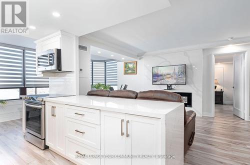 1601 - 7601 Bathurst Street, Vaughan, ON - Indoor Photo Showing Kitchen