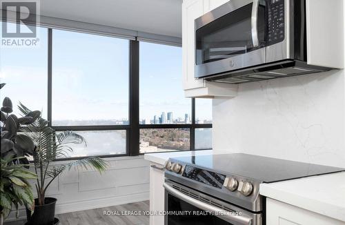 1601 - 7601 Bathurst Street, Vaughan, ON - Indoor Photo Showing Kitchen