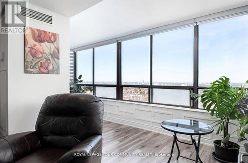 1601 - 7601 Bathurst Street, Vaughan, ON - Indoor