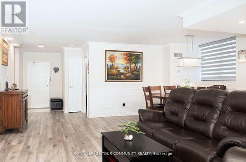 1601 - 7601 Bathurst Street, Vaughan (Crestwood-Springfarm-Yorkhill), ON - Indoor Photo Showing Living Room