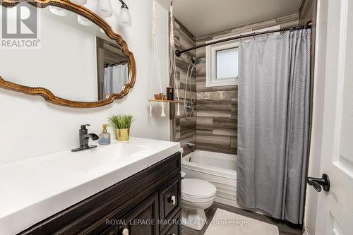 15 Locheed Drive, Hamilton, ON - Indoor Photo Showing Bathroom