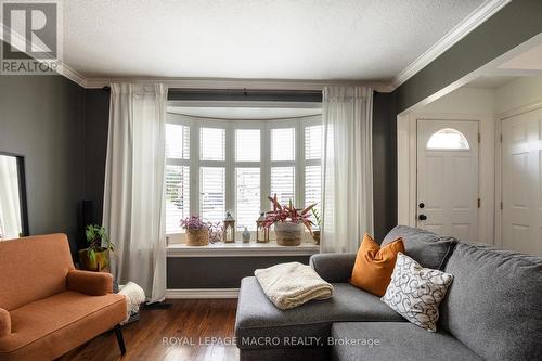 15 Locheed Drive, Hamilton, ON - Indoor Photo Showing Living Room