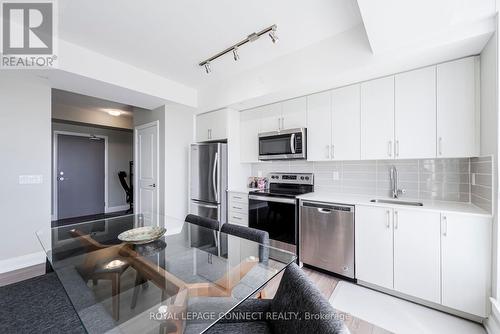 703 - 3121 Sheppard Avenue E, Toronto, ON - Indoor Photo Showing Kitchen With Upgraded Kitchen