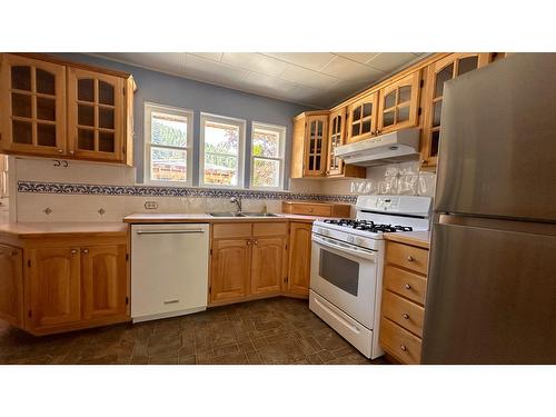 155 Crerar Street, Kimberley, BC - Indoor Photo Showing Kitchen With Double Sink