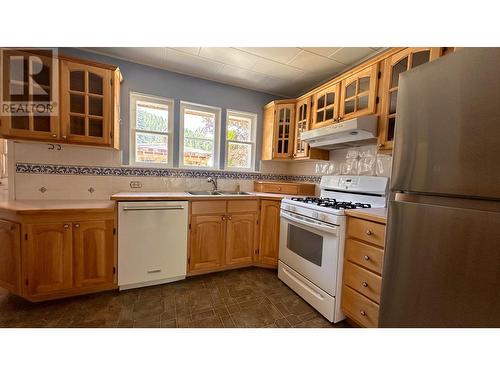 155 Crerar  Street, Kimberley, BC - Indoor Photo Showing Kitchen With Double Sink