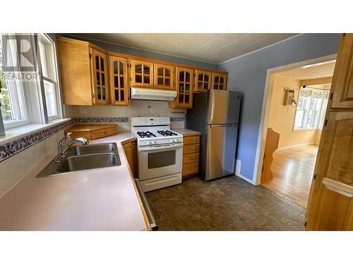 155 Crerar  Street, Kimberley, BC - Indoor Photo Showing Kitchen With Double Sink